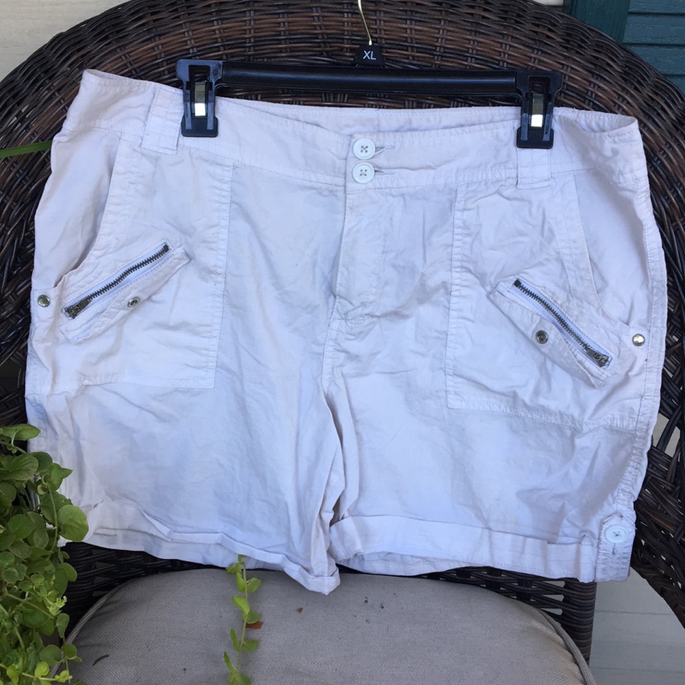 *FREE New Directions White Shorts 16*